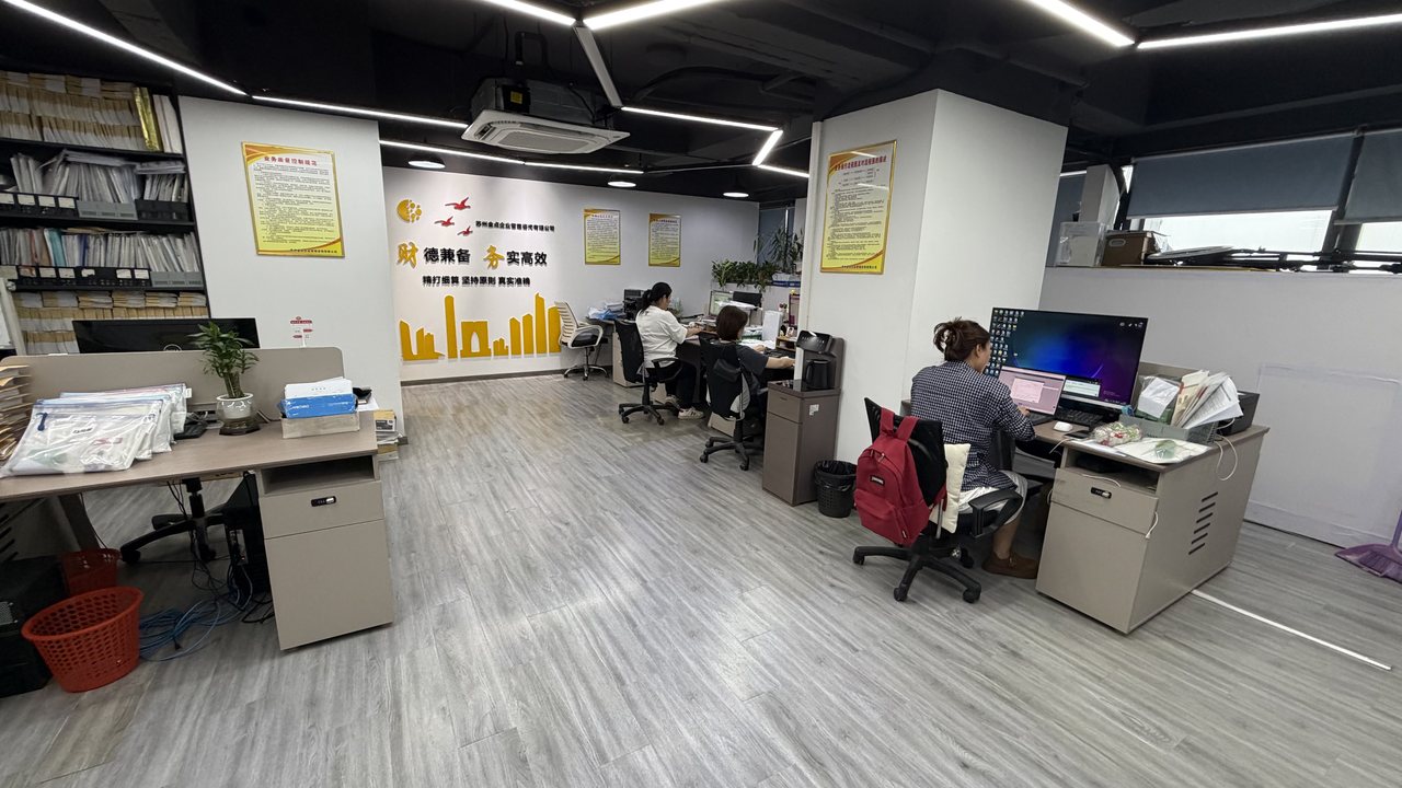 苏城企服开放式办公区团队工作场景